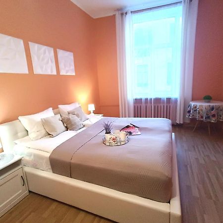 Spacious Old Town Family Peachy 2 Bedrooms Apartment, Nearby The Riga Presidential Castle Ngoại thất bức ảnh