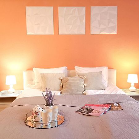Spacious Old Town Family Peachy 2 Bedrooms Apartment, Nearby The Riga Presidential Castle Ngoại thất bức ảnh