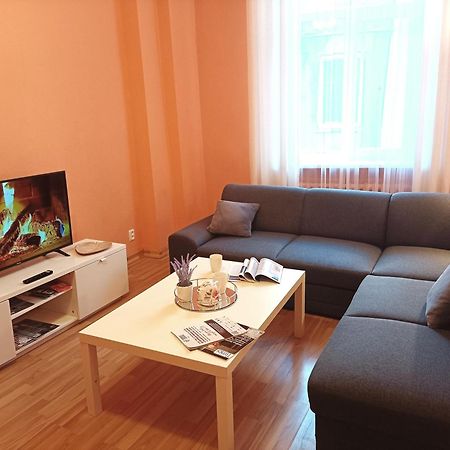 Spacious Old Town Family Peachy 2 Bedrooms Apartment, Nearby The Riga Presidential Castle Ngoại thất bức ảnh