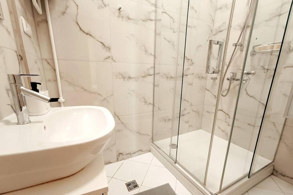 Spacious Old Town Family Peachy 2 Bedrooms Apartment, Nearby The Riga Presidential Castle Ngoại thất bức ảnh