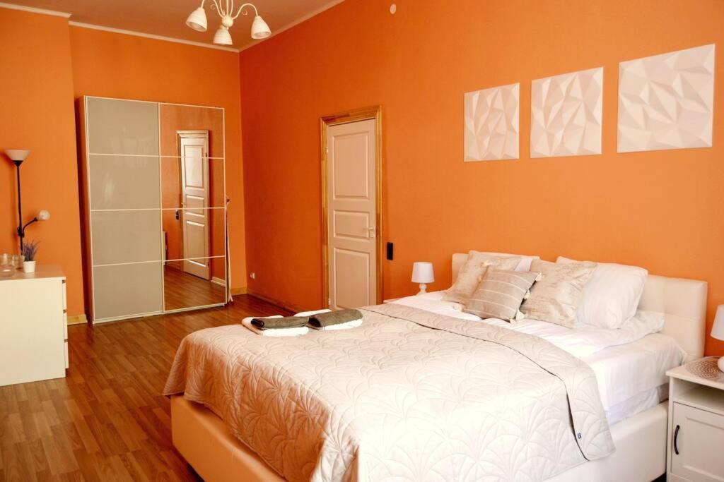Spacious Old Town Family Peachy 2 Bedrooms Apartment, Nearby The Riga Presidential Castle Ngoại thất bức ảnh