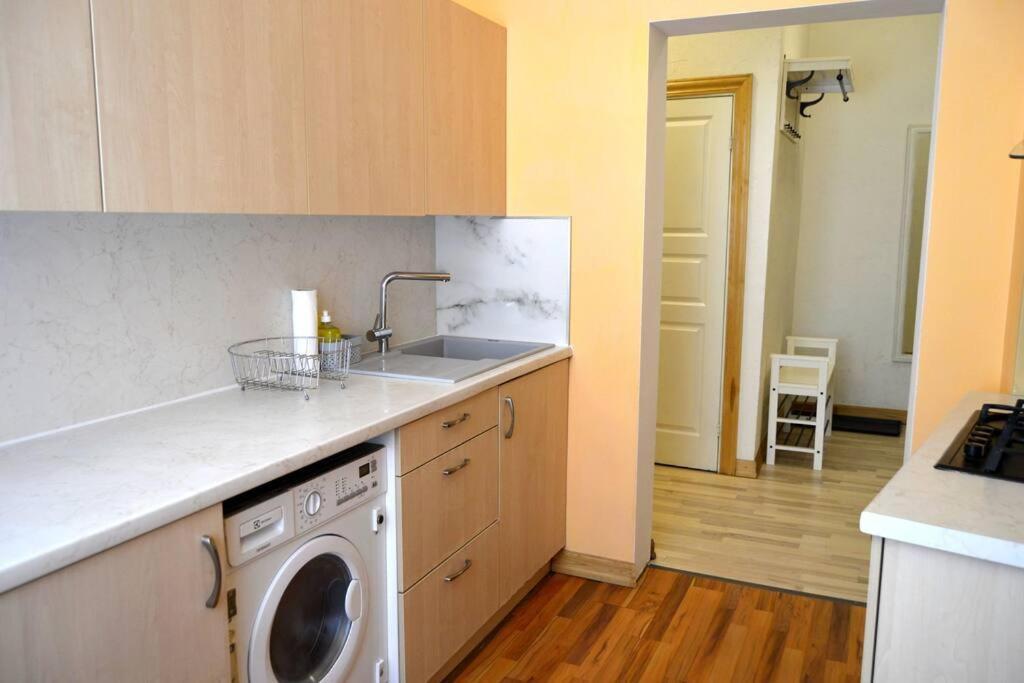 Spacious Old Town Family Peachy 2 Bedrooms Apartment, Nearby The Riga Presidential Castle Ngoại thất bức ảnh