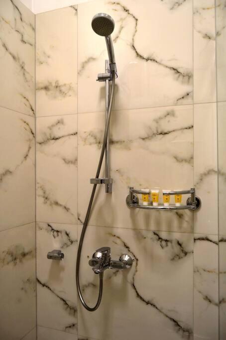 Spacious Old Town Family Peachy 2 Bedrooms Apartment, Nearby The Riga Presidential Castle Ngoại thất bức ảnh
