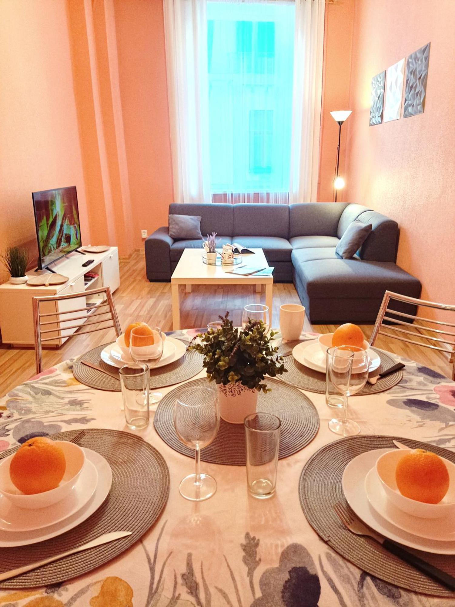 Spacious Old Town Family Peachy 2 Bedrooms Apartment, Nearby The Riga Presidential Castle Ngoại thất bức ảnh